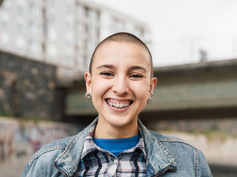 junge Frau mit kurzen Haaren lacht