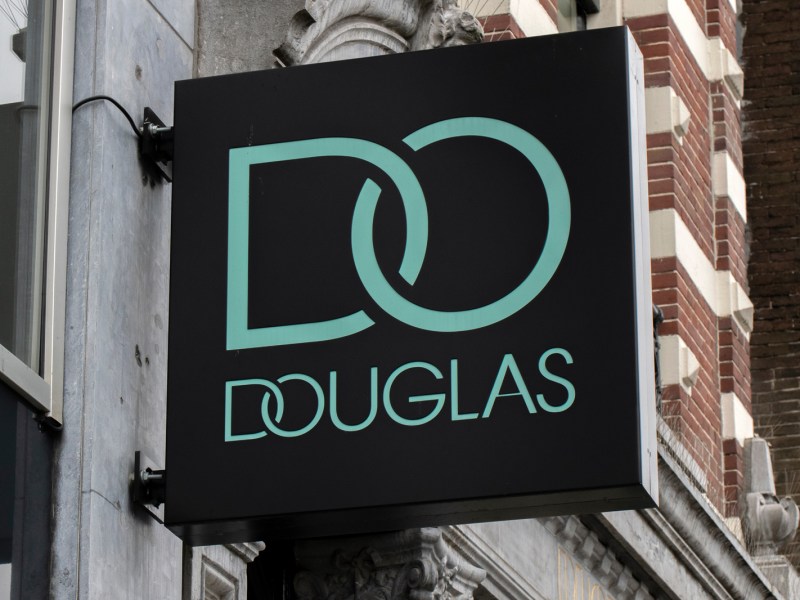 Schild eines Douglas-Stores.
