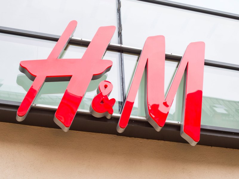 H&M Logo an einer H&M-Filiale