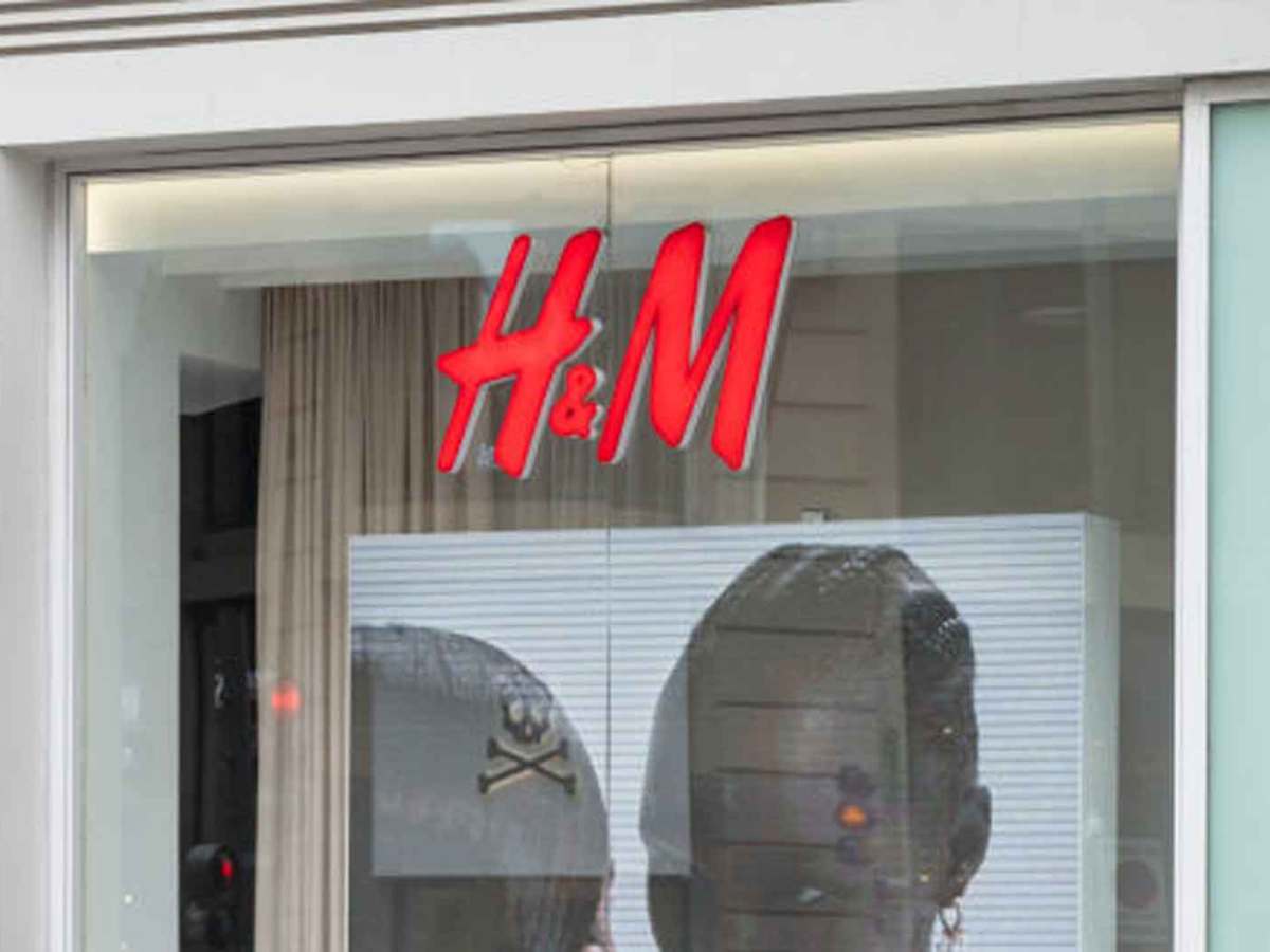 H&M Logo an einem Shop.