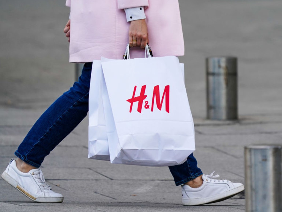 Knitterfalten haben keine Chance mit dem „Kofferkleid“ von H&M