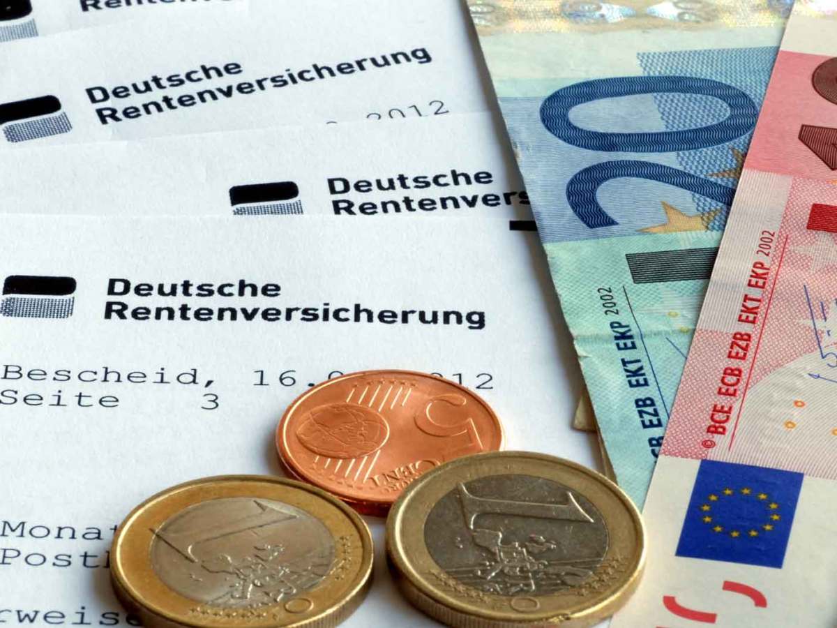 Geld liegt auf dem Tisch.