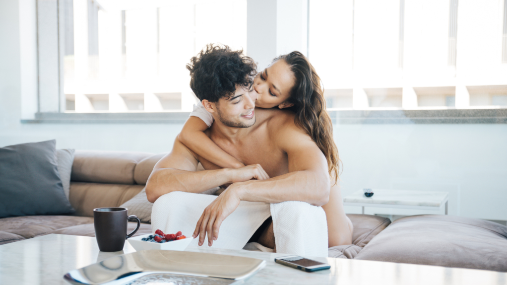 Frau und Mann in Unterwäsche auf dem Sofa.