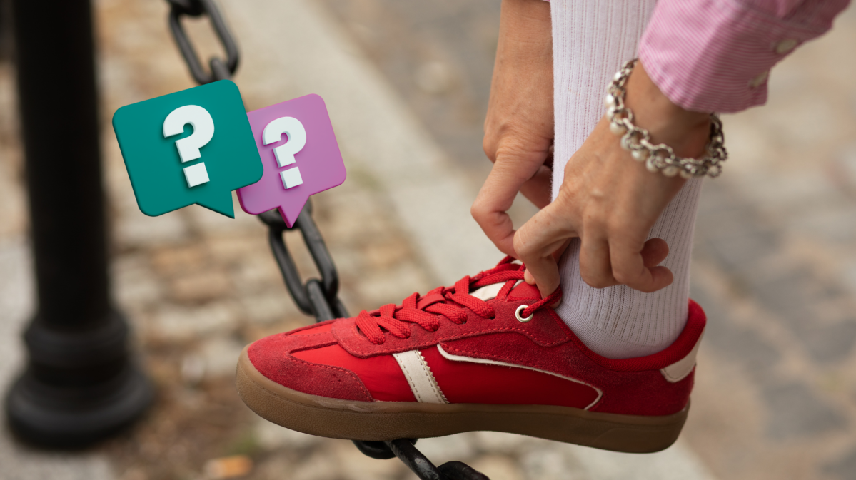 Frau, die sich ihre roten Sneaker schnürt