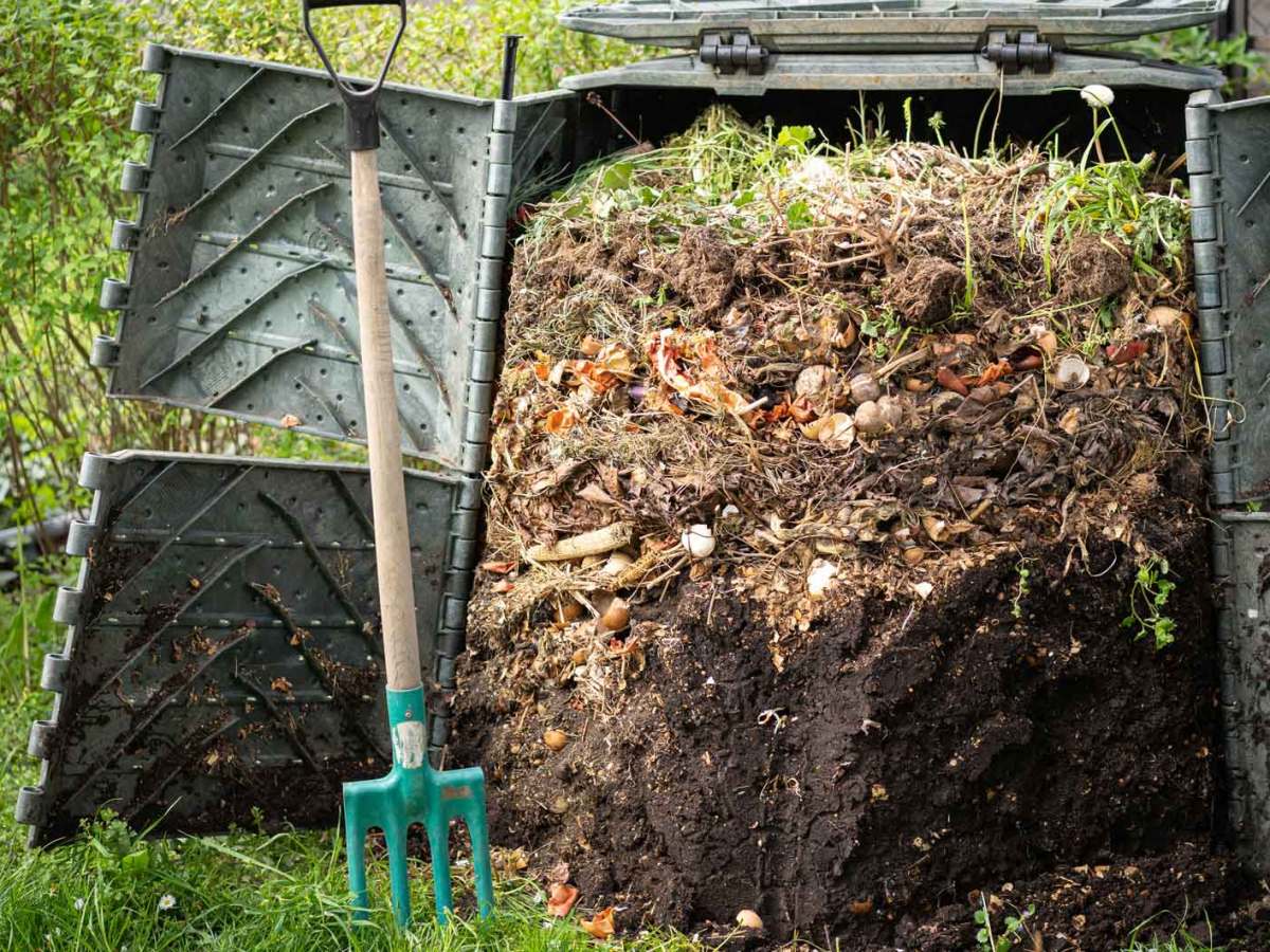 Kompost, der im Garten in einem Kompostierer liegt.