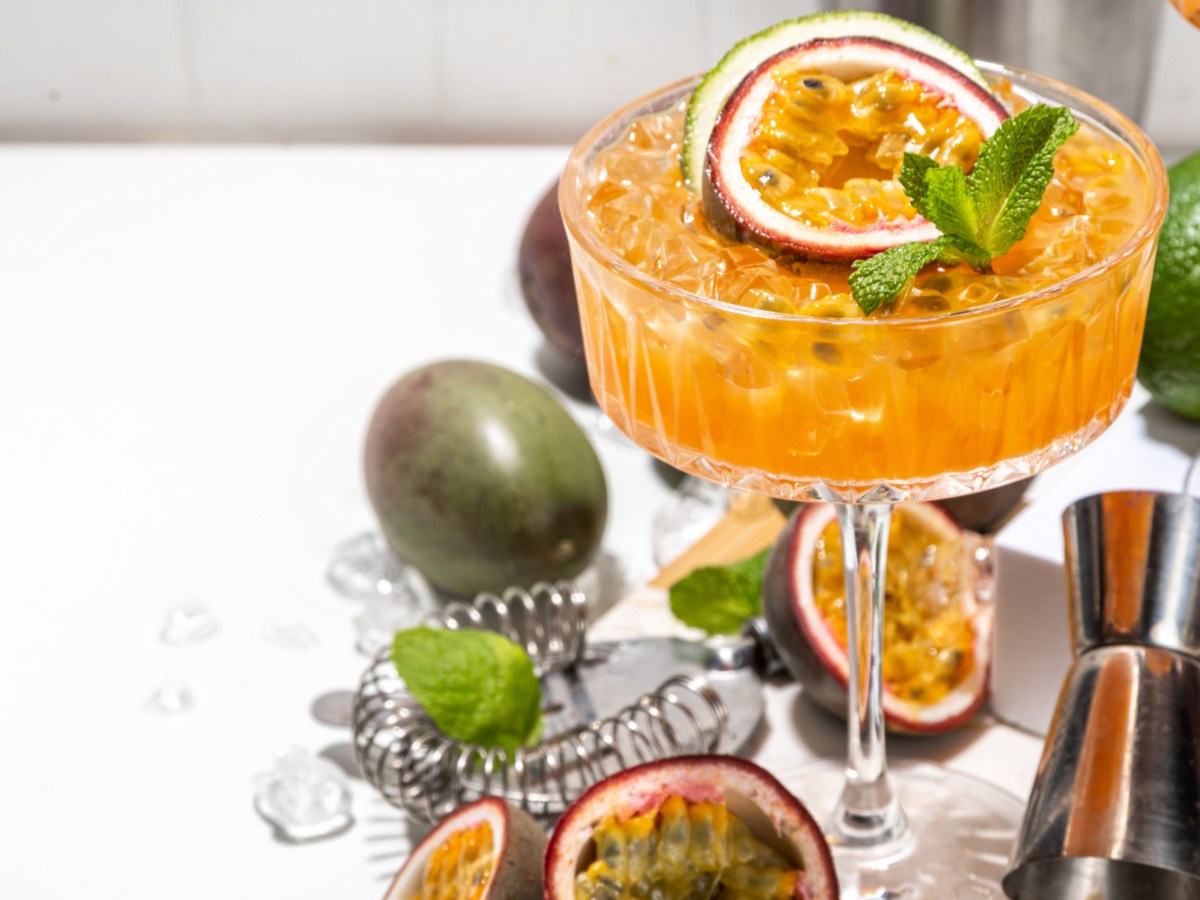 Cocktail mit Maracuja auf einem weißen Untergrund.