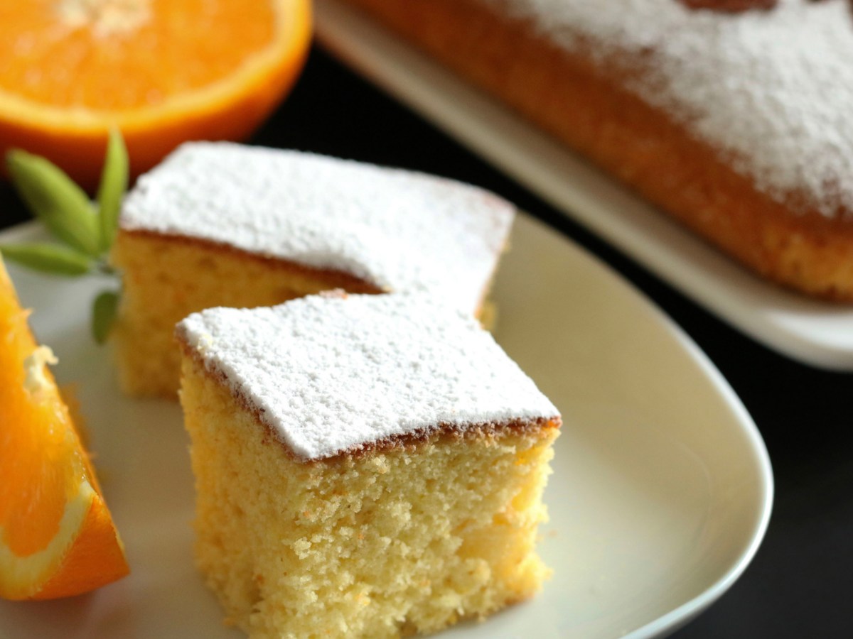 Ein Stück florentinischer Kuchen mit Puderzucker auf einem weißen Teller.