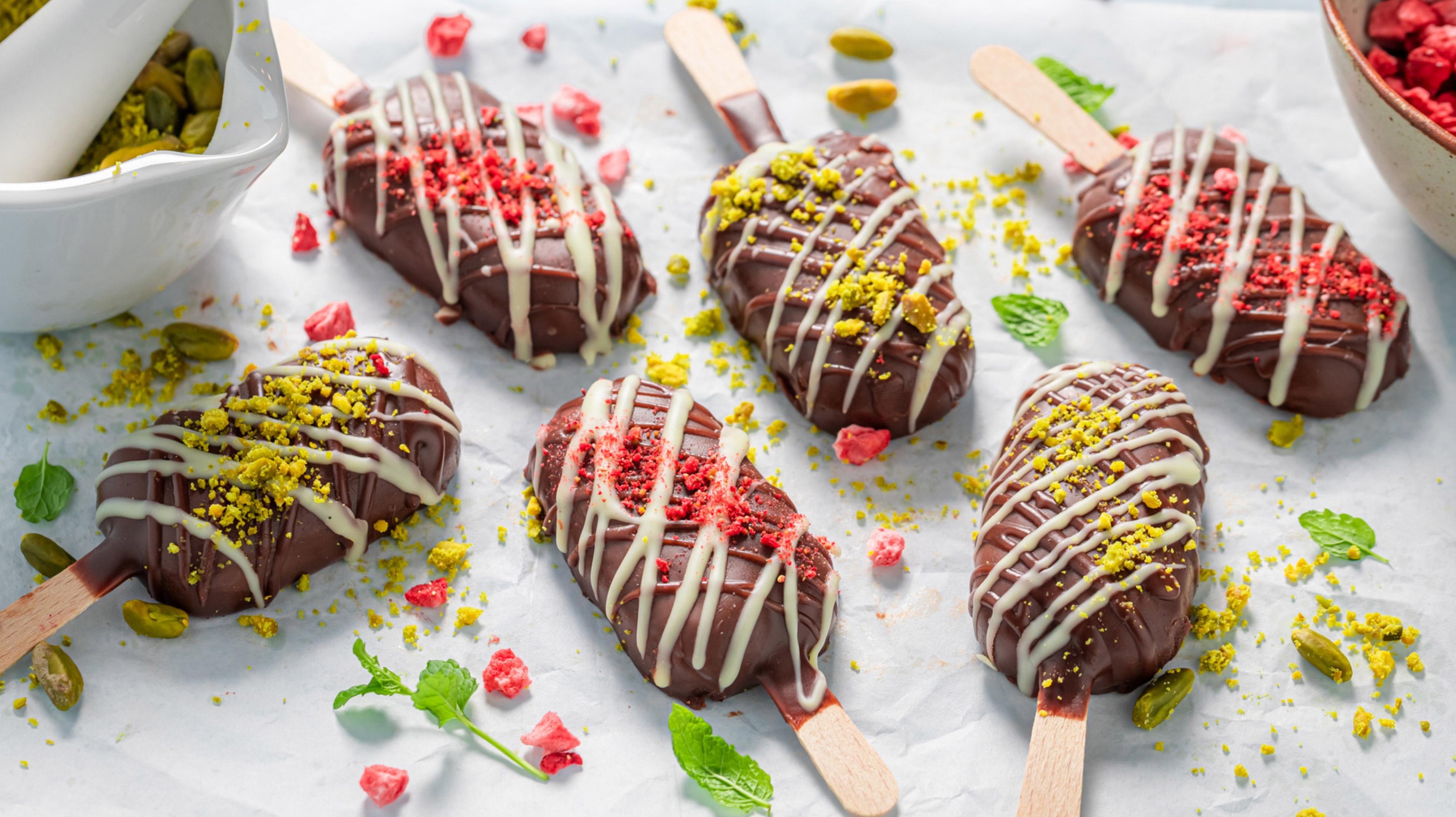 Sommergenuss: Rezept für gesundes Erdbeer-Joghurt-Eis am Stiel aus nur ...