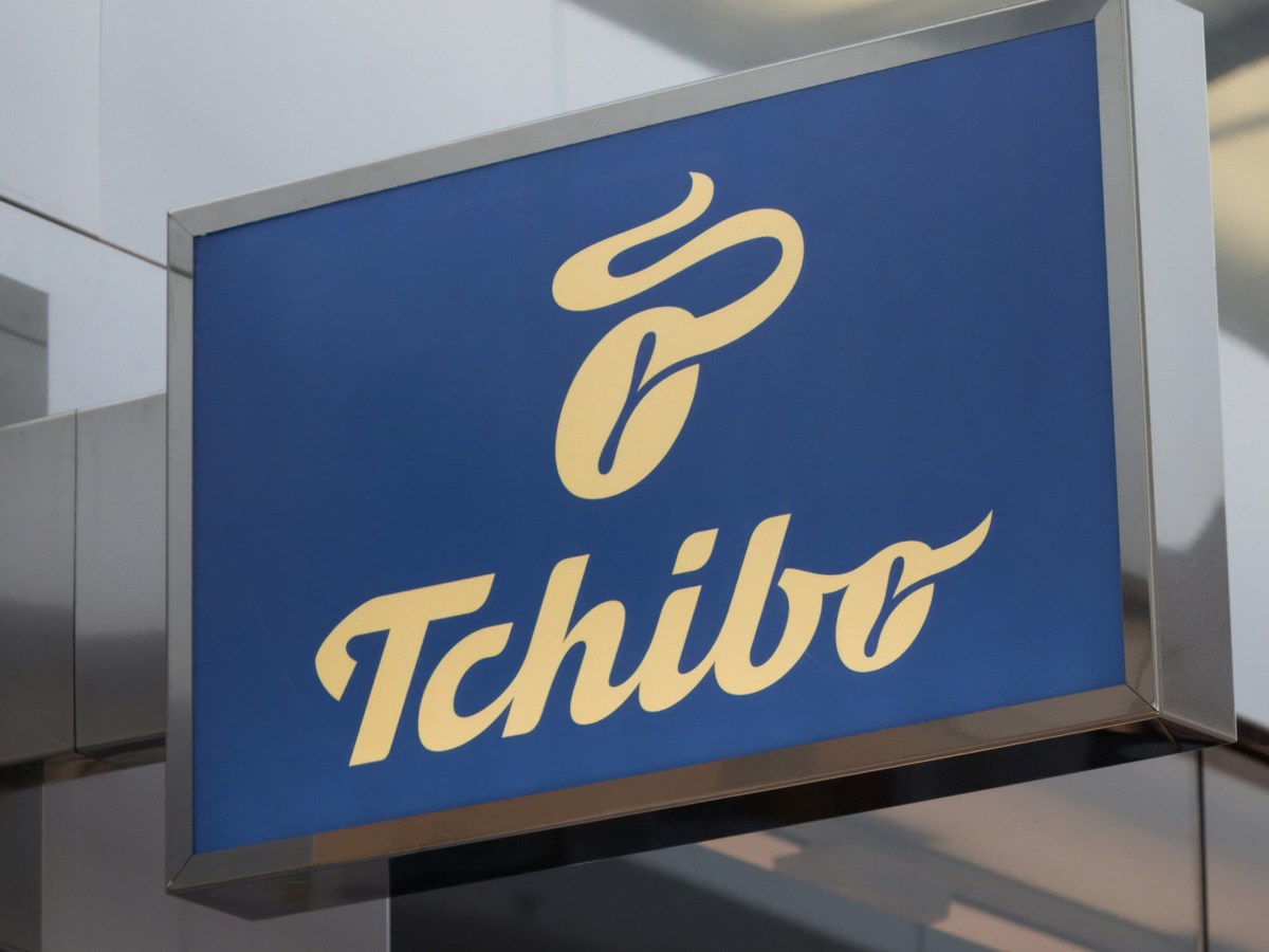 Nie wieder Blusen bügeln? Dieses Gerät von Tchibo übernimmt die Arbeit für dich