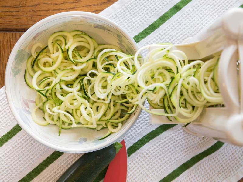 Spiralförmige Zucchininudeln, genannt Zoodles, zubereitet im Spiralschneider