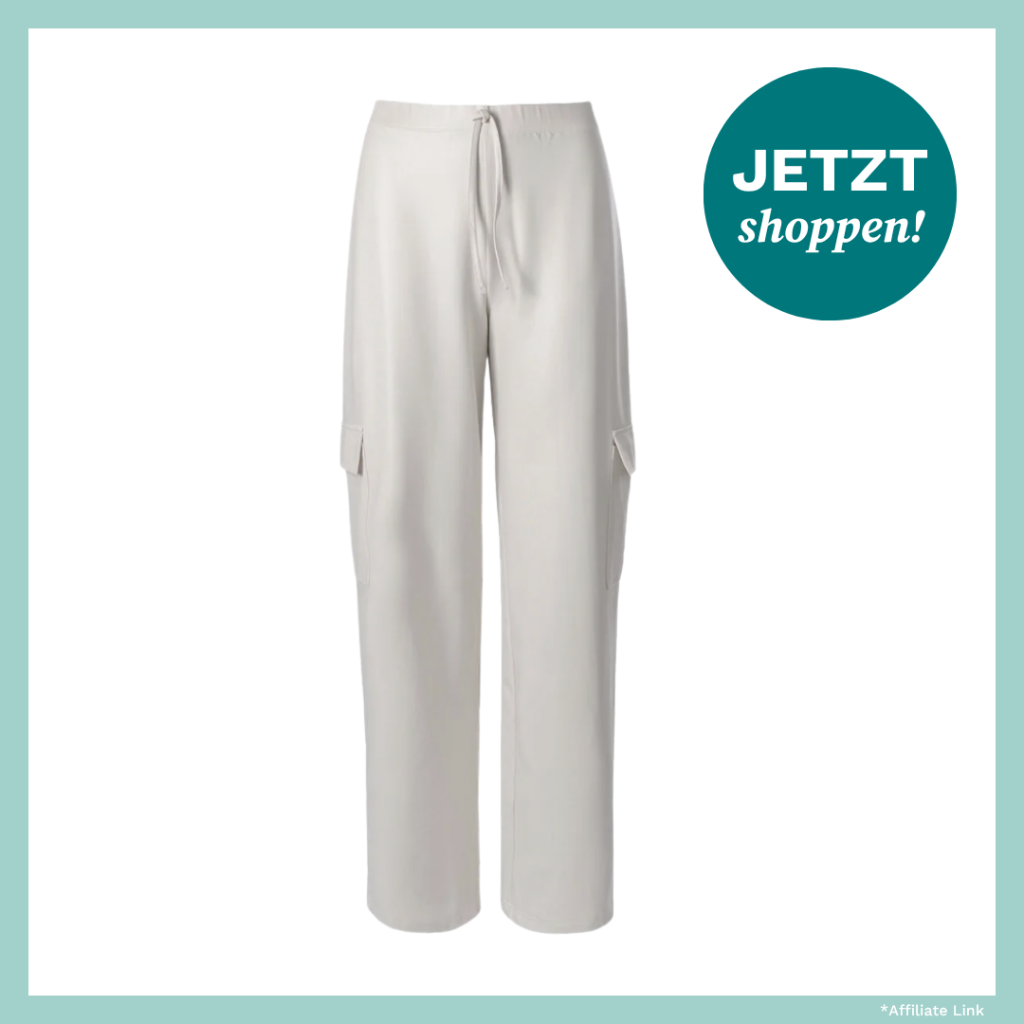 Weiße Cargo-Pants mit Taschen und weitem Bein.