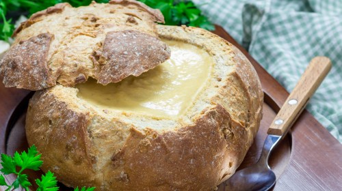 Rustikaler Herbstgenuss: Zwiebel-Käsesuppe aus dem Brotlaib - gofeminin