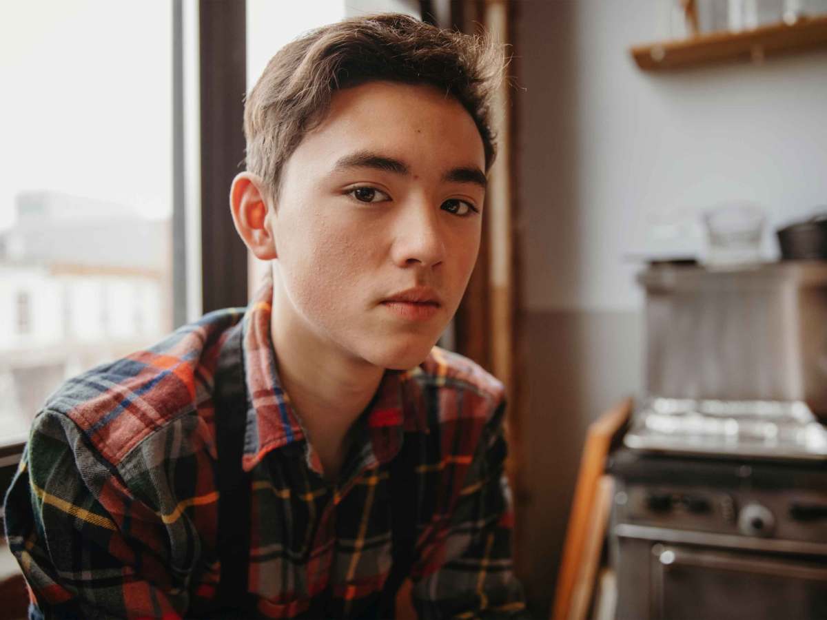 Porträt eines Teenagers in der Küche.