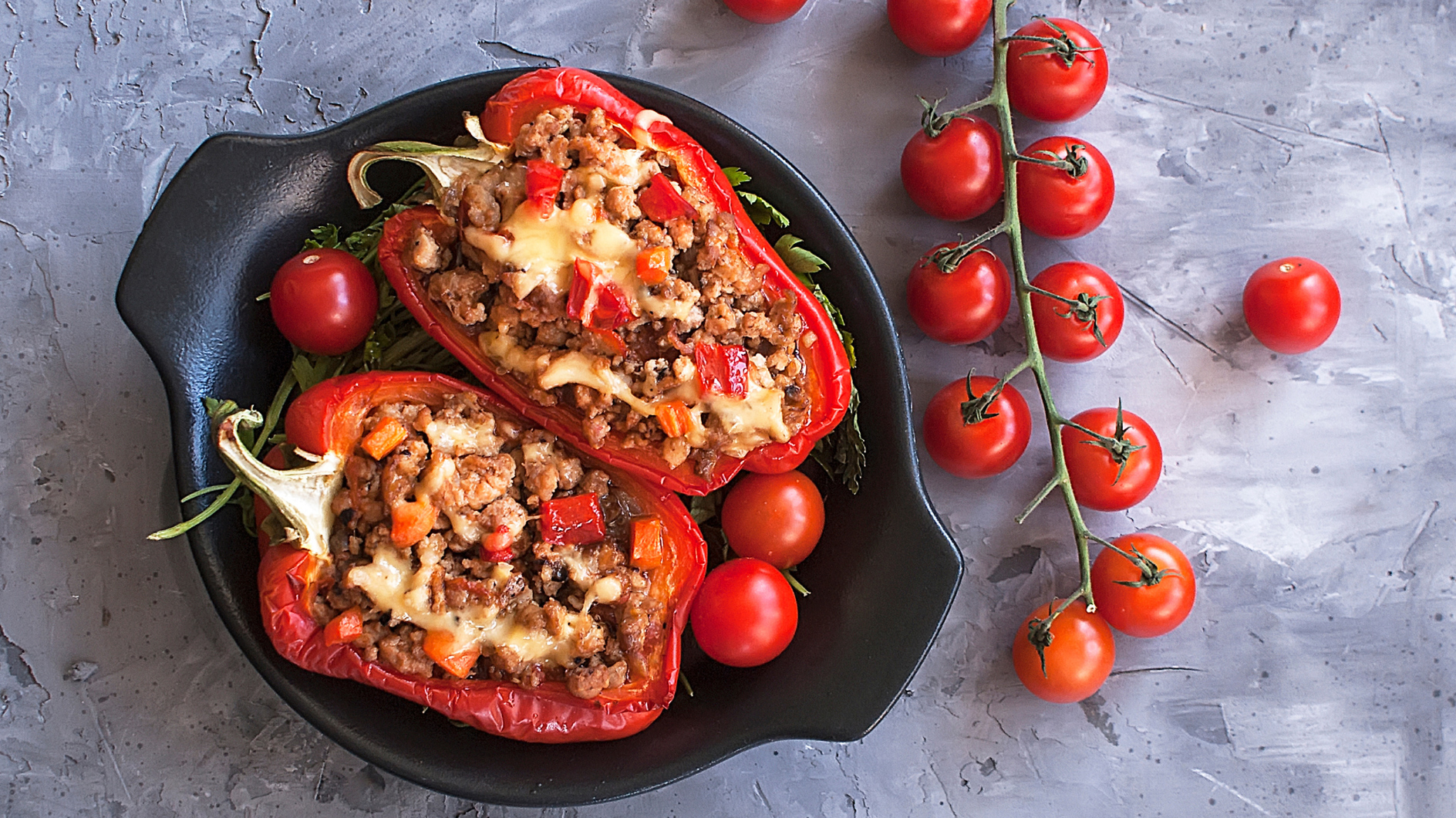 Dieser Ofenklassiker geht immer: Gefüllte Paprika mit Hackfleisch und ...