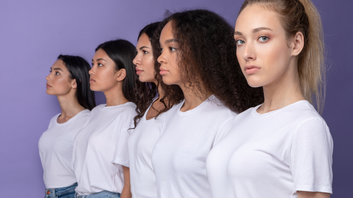 Eine Gruppe von Frauen vor einem lila Hintergrund