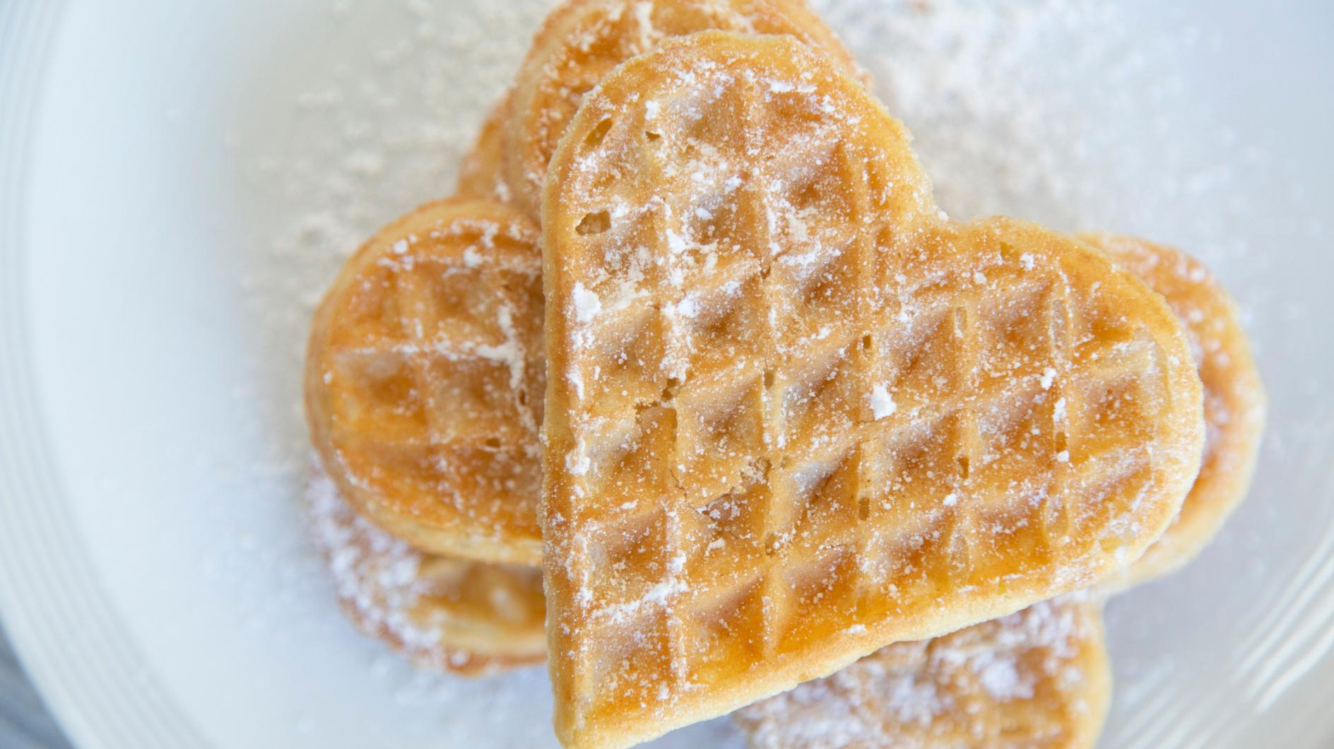 Klassische-Waffeln-in-Herzform-Himmlisches-Rezept-wie-bei-Oma