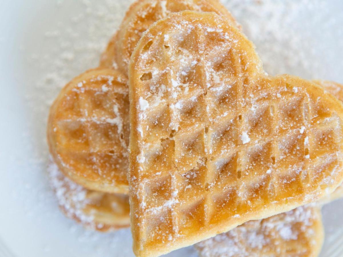 Waffeln in Herzform mit Puderzucker.
