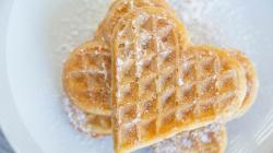 Waffeln in Herzform mit Puderzucker.