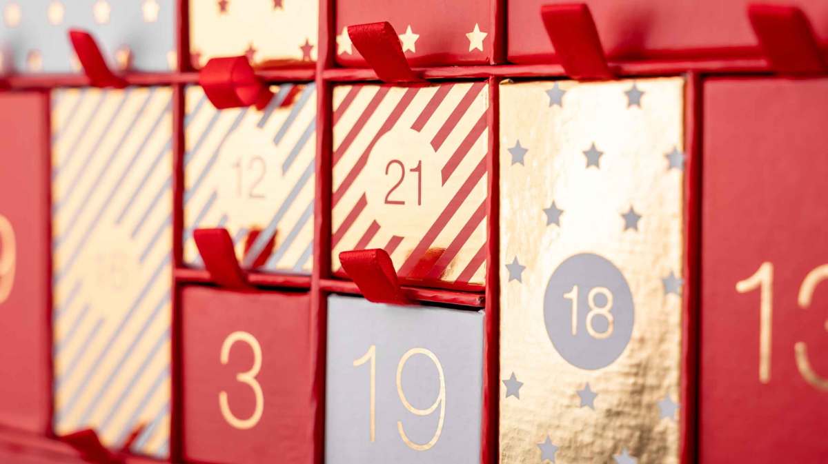 Schub-Adventskalender in Gold, Rot und Grau.