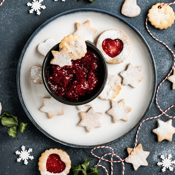 Butterplätzchen mit Marmelade pimpen Weihnachtsplätzchen mit Marmelade hübsch angerichtet