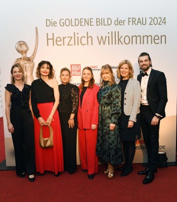 Die Deutsche Postcode Lotterie unterstützte die Veranstaltung durch die Förderung der Preisgelder über den Verein GOLDENE BILD der FRAU hilft e.V. und machte den Publikumspreis möglich.