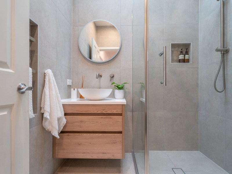 Sauberes Badezimmer mit Dusche