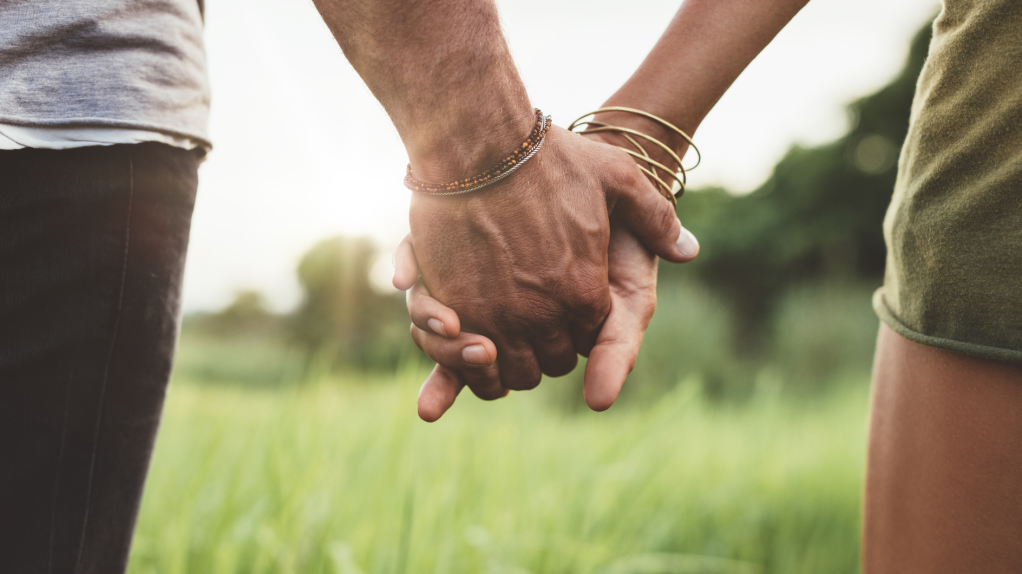Nähe-Distanz-Problem: Was tun, wenn aus Liebe Einengung wird?