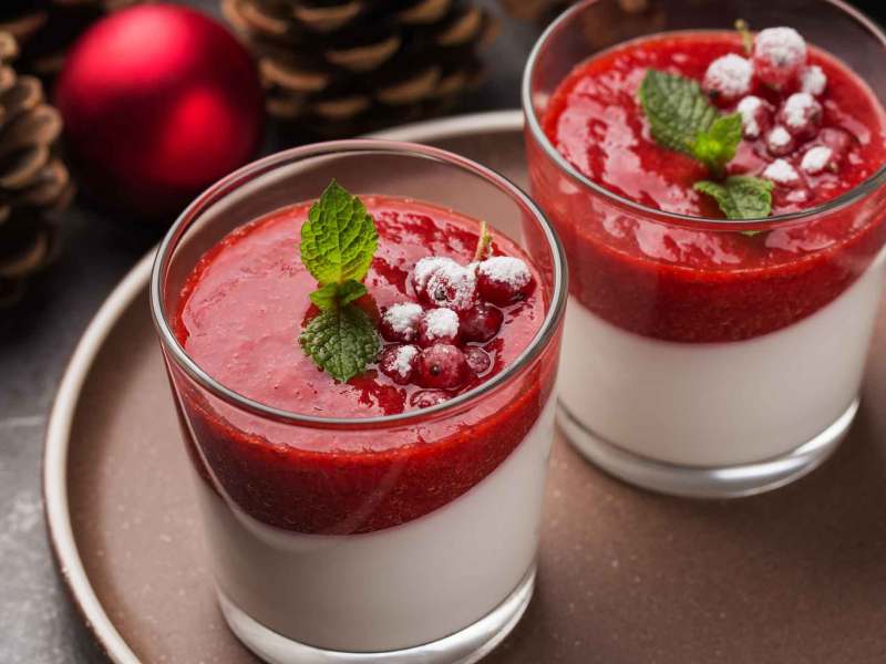 Panna Cotta in Gläsern mit Erdbeerspiegel.
