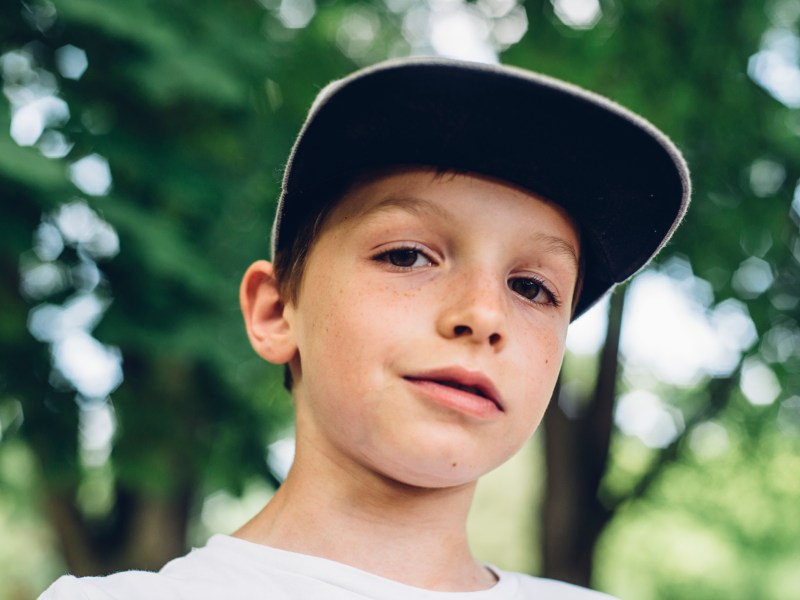 Portrait eines Jungen mit Cap