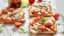 Toasts belegt wie Pizza