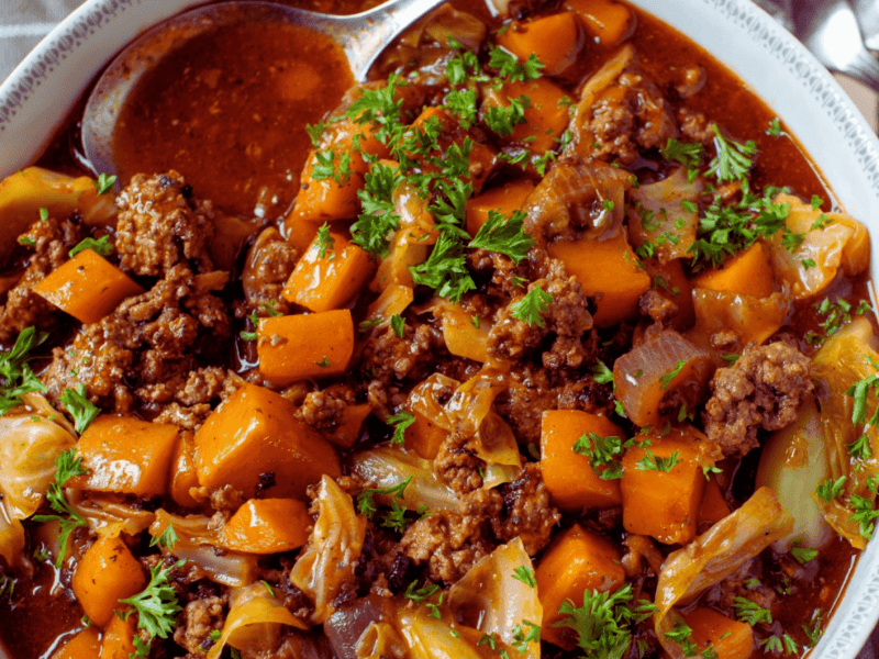 Deftiger Bauerntopf mit Hackfleisch und Kartoffeln.