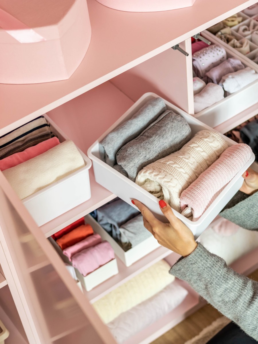Kleiderschrank: Diese genialen „Kost-Nix“-Tricks schaffen Platz und halten Ordnung