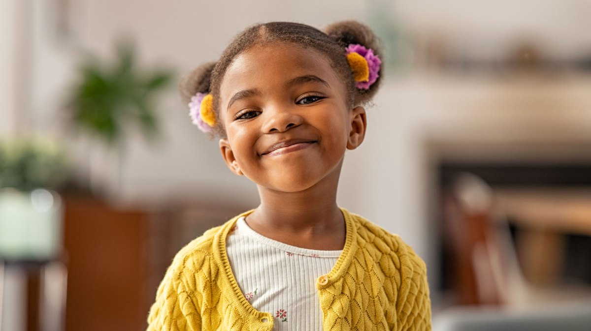 Porträt eines ca. 6-jährigen afroamerikanischen Mädchens.