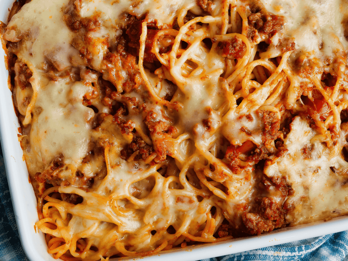 Low Carb schlemmen: Bolognese-Nudelauflauf mit kalorienarmen Konjak-Nudeln