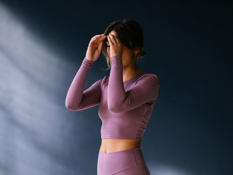 Frau mit schlanker Taille in lila Sportkleidung