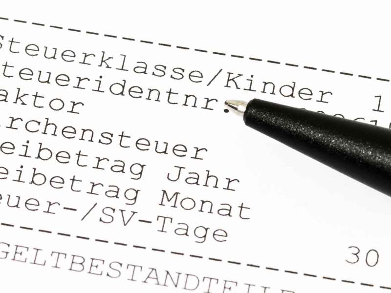 Dokument, auf dem die Steuerklasse steht. Darauf liegt ein Kugelschreiber.