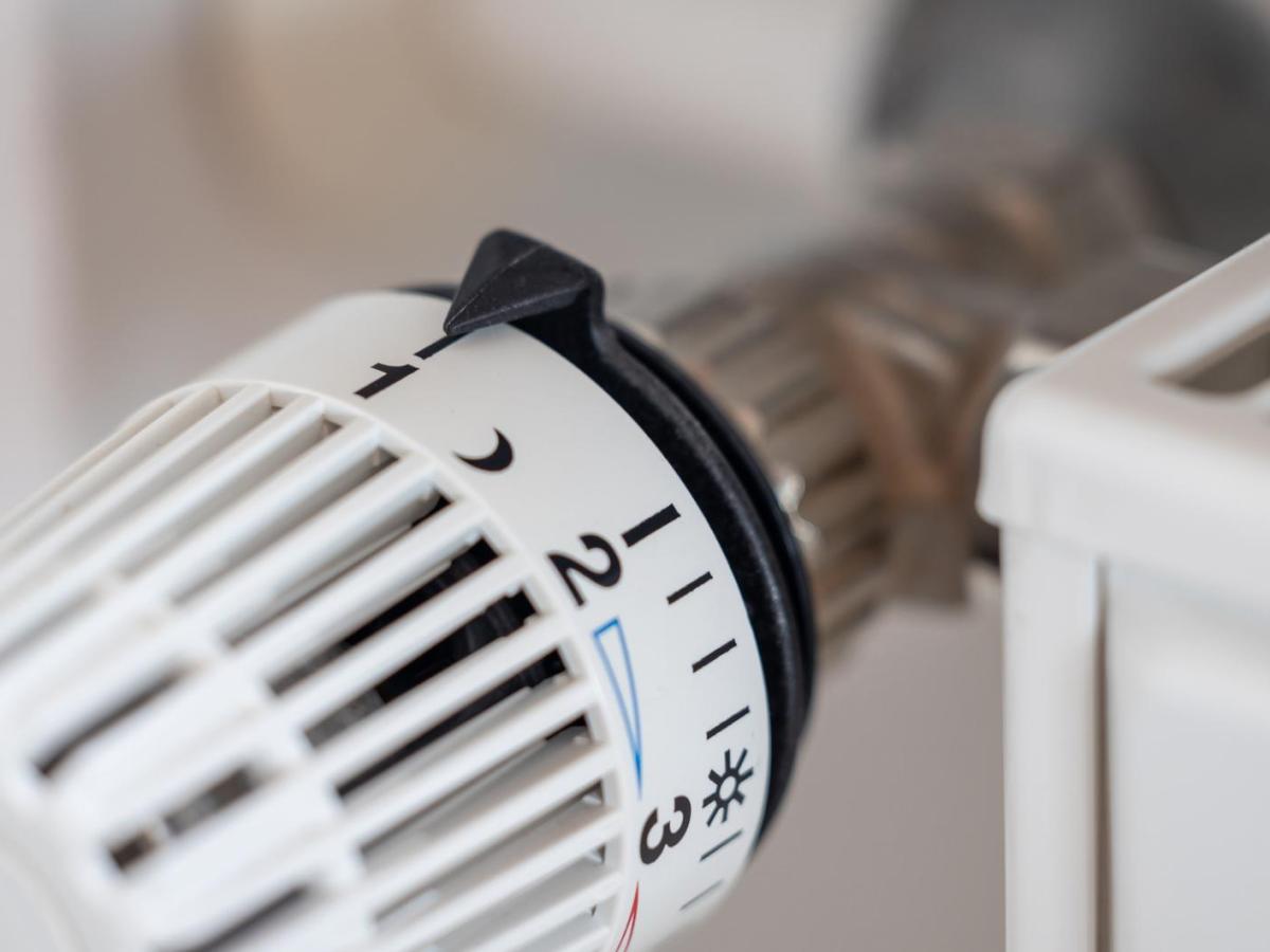 Heizungsthermostat steht auf Stufe eins.