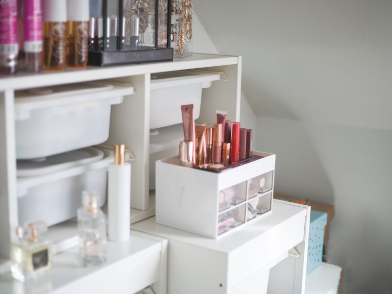 Aufgeräumter Schminktisch mit verschiedenen Make-up-Utensilien