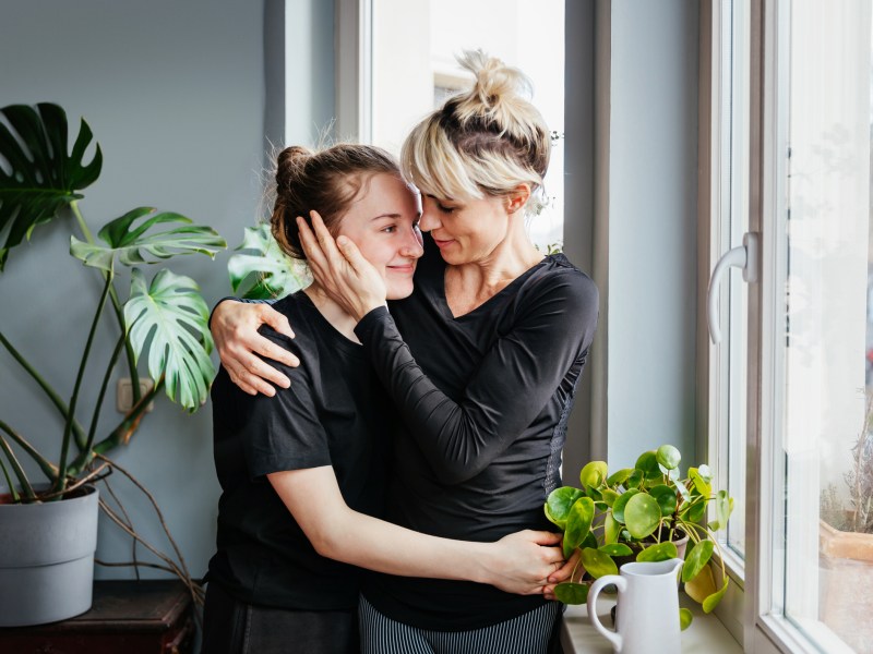 Mutter umarmt Teenagertochter