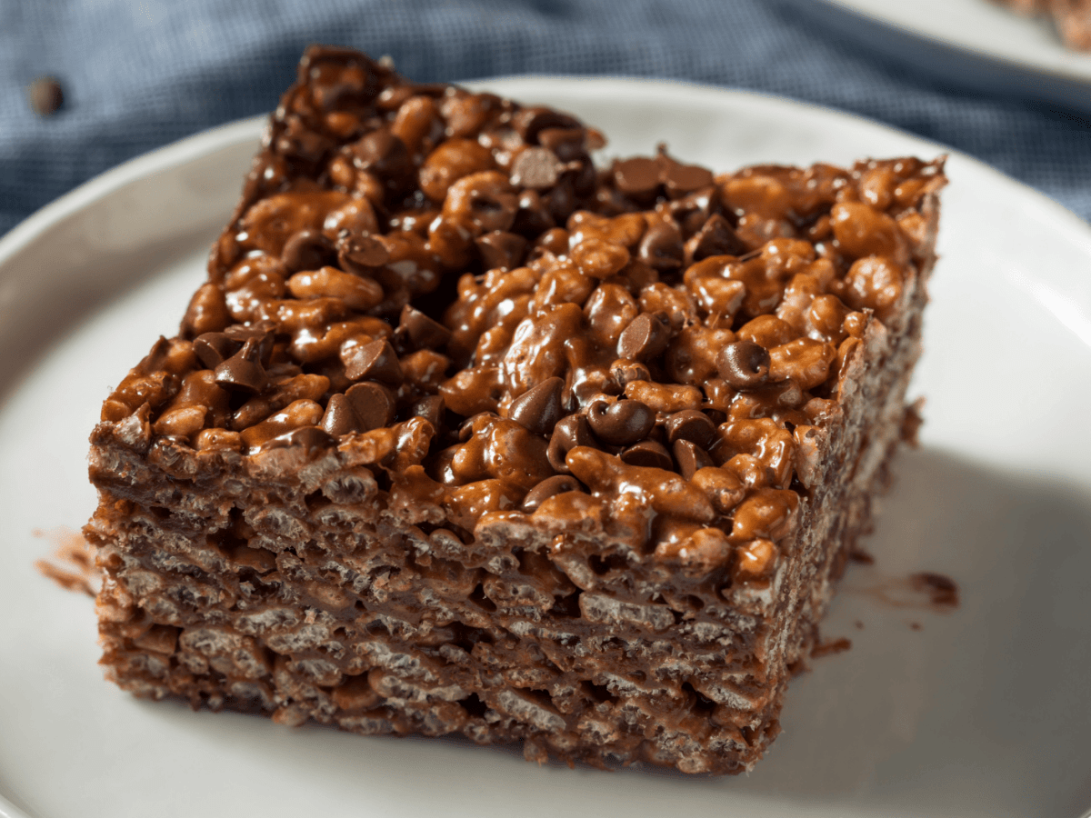 Puffreis-Schoko-Riegel auf einem weißen Teller.