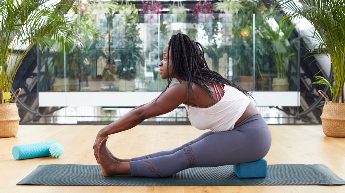 Frau streckt sich auf Yogamatte