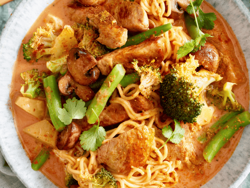 Thai Curry mit Gemüse und Mie-Nudeln.