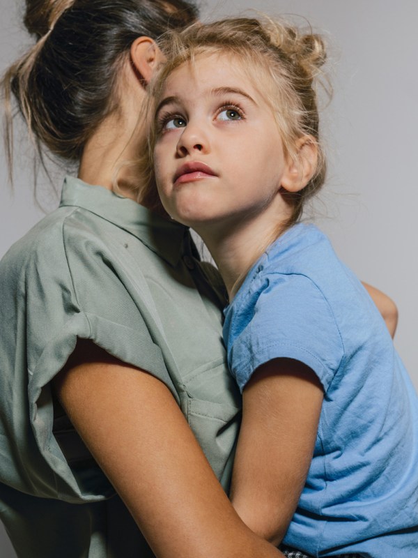Emotional überfordert: Was zu viel Elternliebe bei Kindern auslösen kann