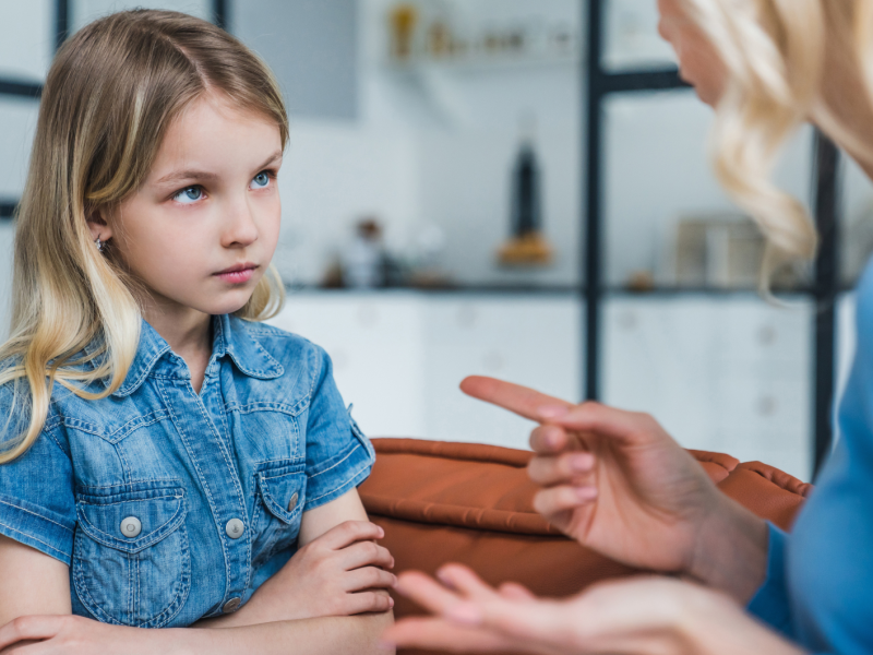 Mutter schimpft mit ihrer Tochter, etwa 7 Jahre