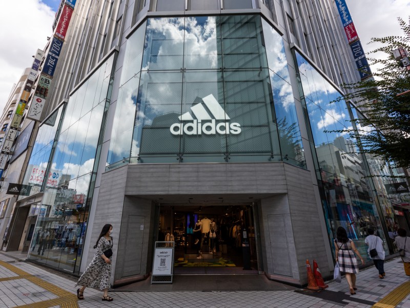 Trendige Adidas-Sneaker gibt es nicht nur im Store, sondern auch online.