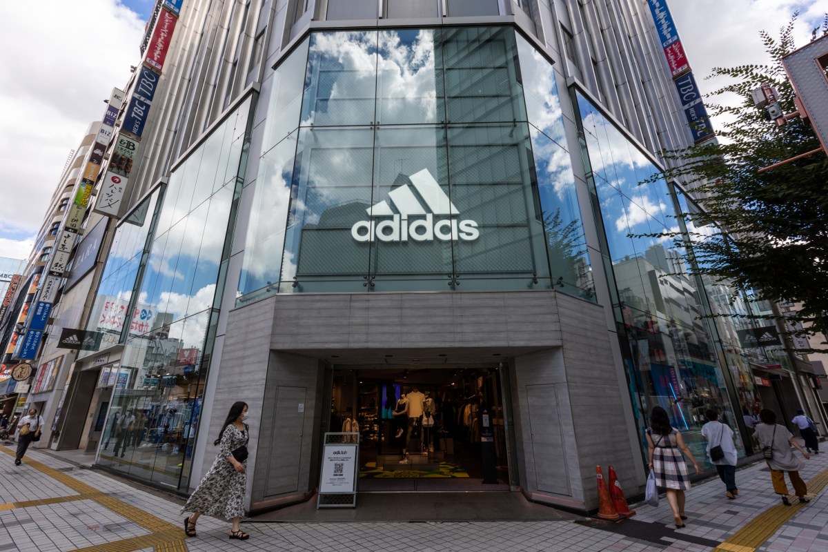 Trendige Adidas-Sneaker gibt es nicht nur im Store, sondern auch online.