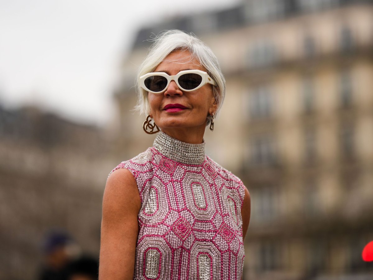 Streetstyle mit älterer Frau in einem eleganten Glitzer-Kleid.