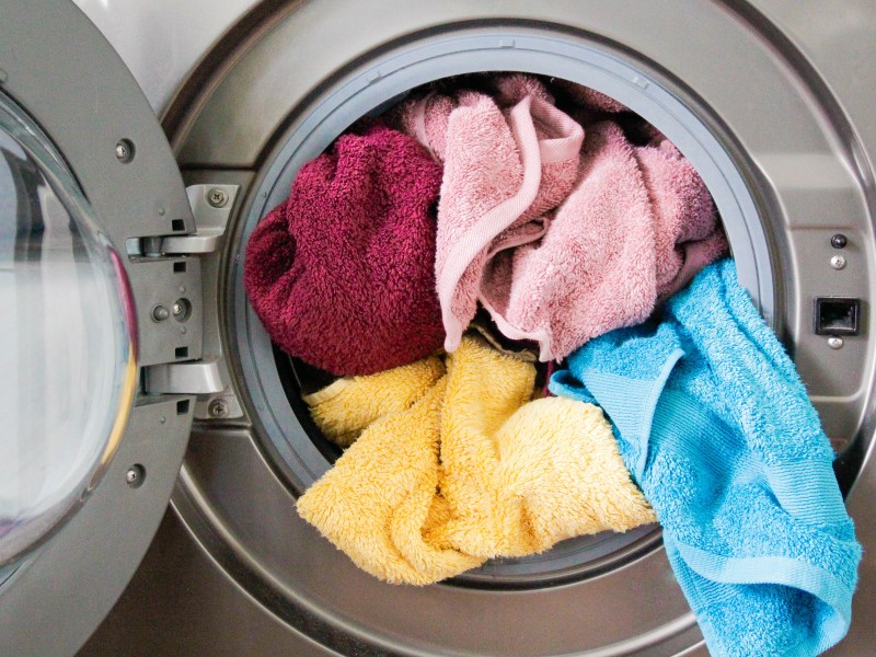 Bunte Handtücher in Waschmaschine