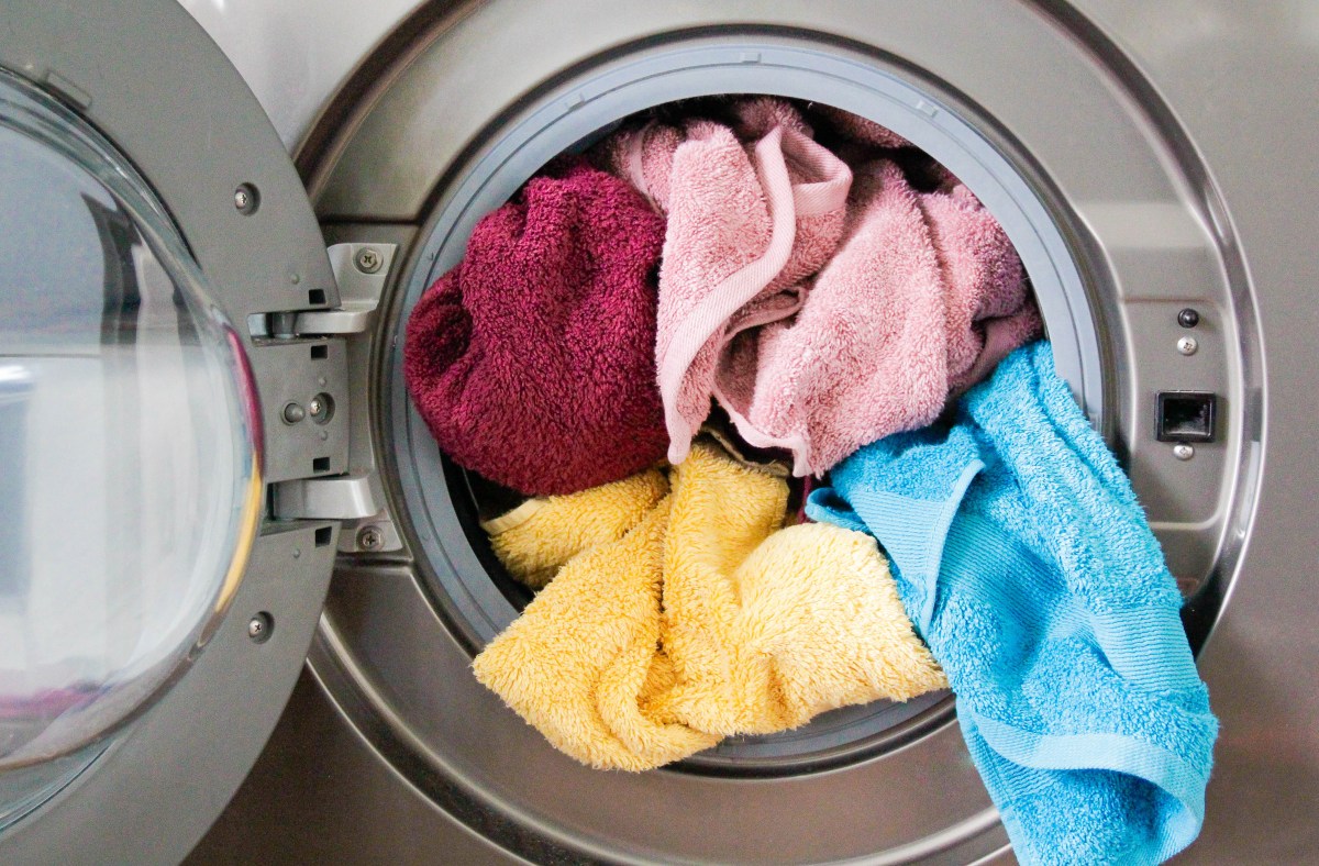 Bunte Handtücher in Waschmaschine
