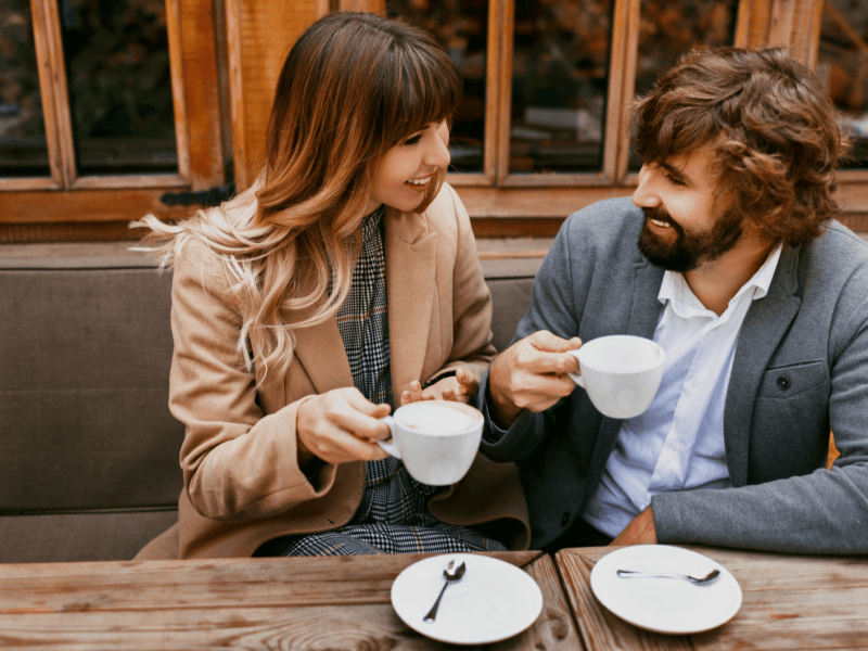 Zwei Personen trinken Kaffee zusammen.